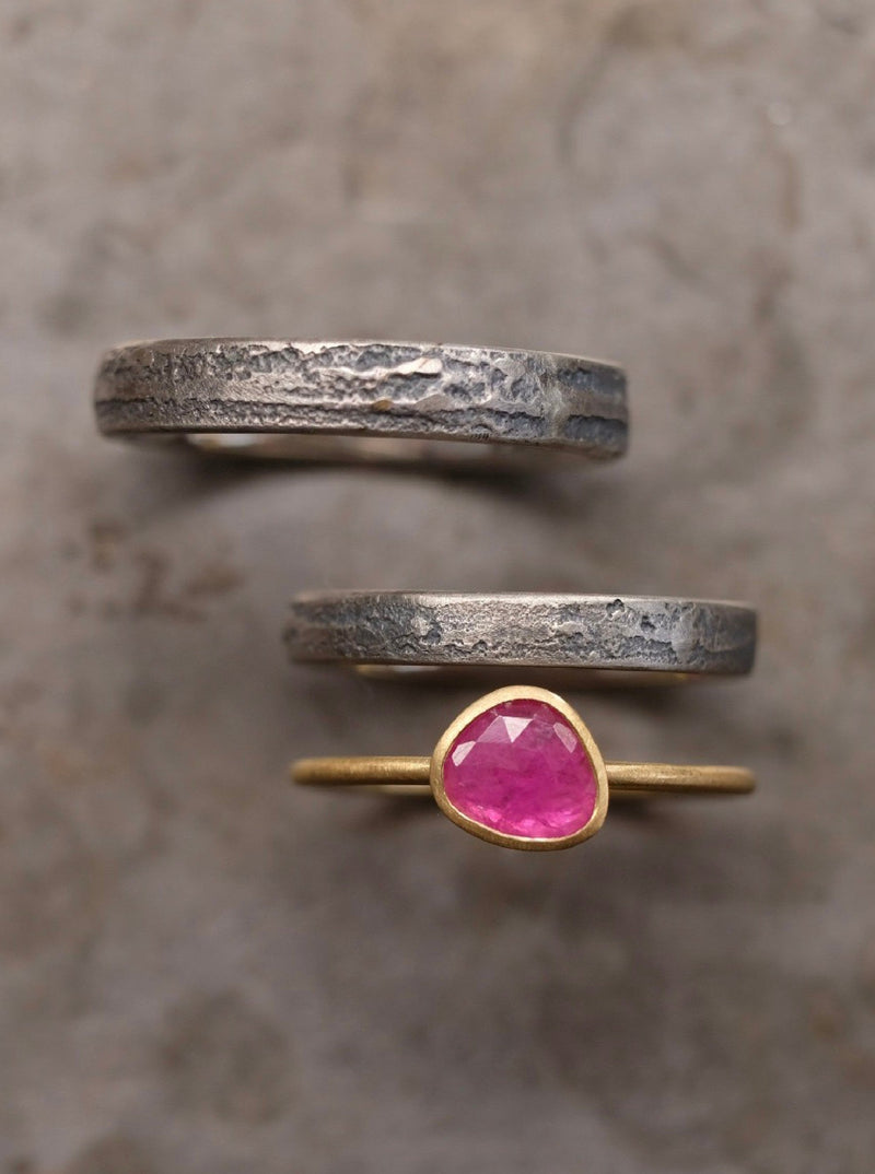 Trauringe 925/-Silber "Sandguss" Vorsteckring 750/-Gold Rubinrose